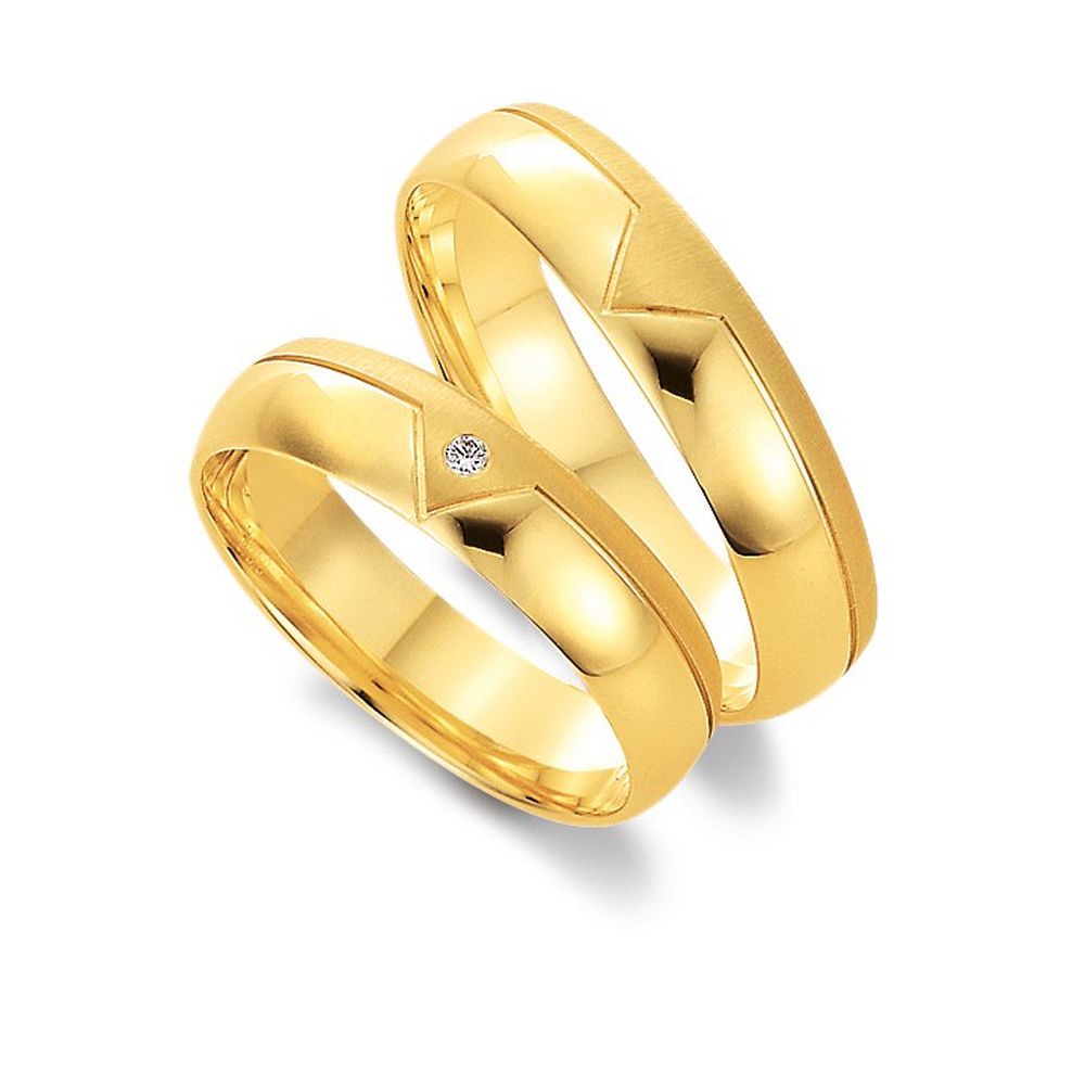 De Gettmann  trouwringen worden gemaakt in Duitsland.
Dit set in 585 geelgoud heeft een breedte van 5mm. De damesring is gezet met diamant, briljant slijpsel, en heeft een totaal gewicht van 0,015ct SI-TW. 
Gettmann trouwringen zijn in meerdere gehaltes en kleuren leverbaar. Vraagt u ons naar de mogelijkheden. 

