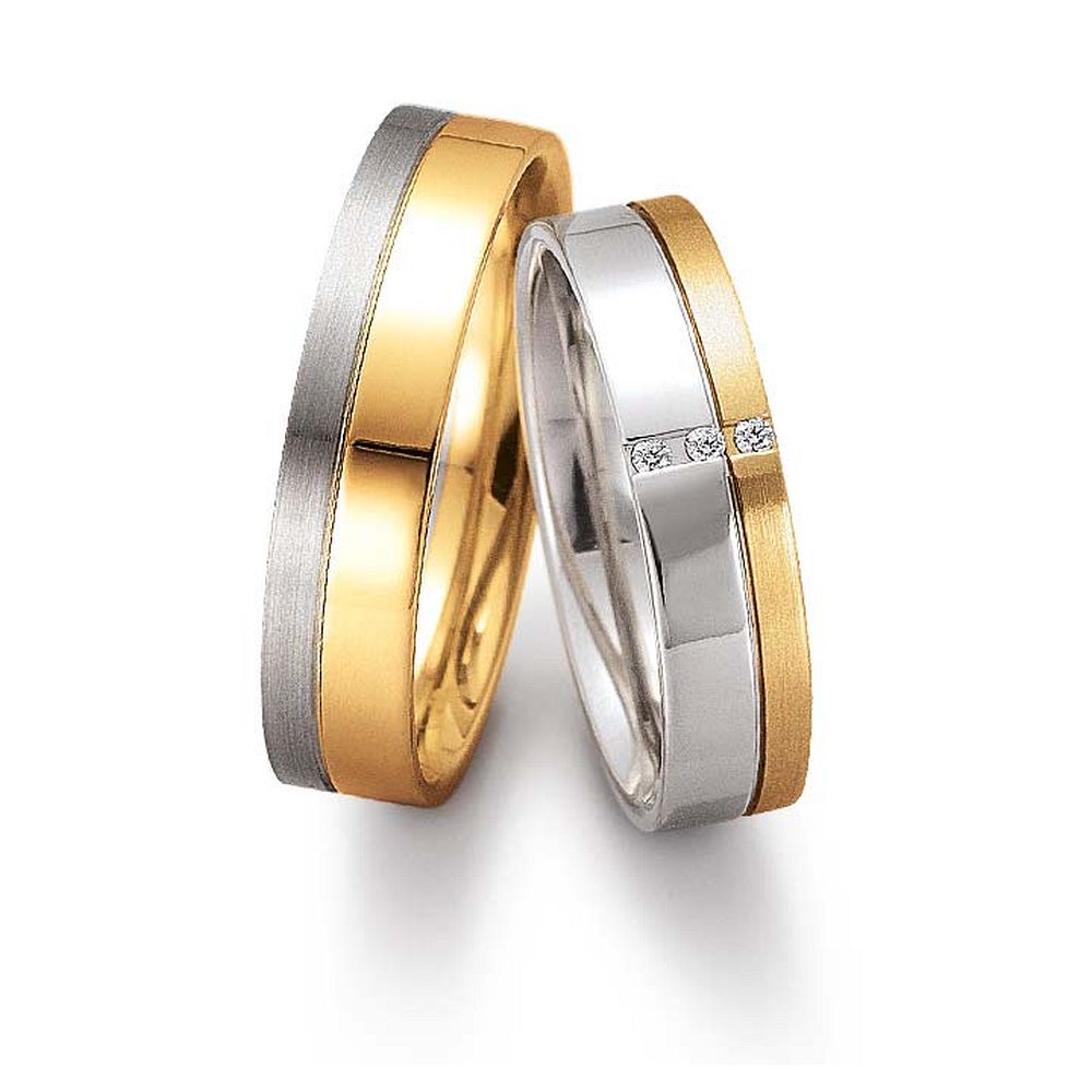 Gettmann trouwringen worden gemaakt in Duitsland.
Dit set in 585 wit- en geelgoud heeft een breedte van 5mm.
De damesring is gezet met diamant, briljant slijpsel, en heeft een totaal gewicht van 0,024ct SI-TW.

Gettmann trouwringen zijn in meerdere gehaltes en kleuren leverbaar. Vraagt u ons naar de mogelijkheden.

