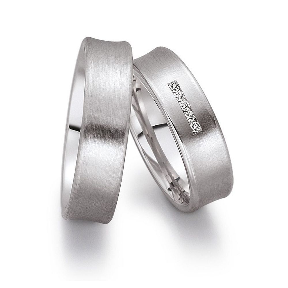 De Gettmann trouwringen worden gemaakt in Duitsland.
Dit set in 500 palladium heeft een breedte van 6mm.
De damesring is gezet met diamant, briljant slijpsel, en heeft een totaal gewicht van 0,050ct SI-TW.

Gettmann trouwringen zijn in meerdere gehaltes en kleuren leverbaar. Vraagt u ons naar de mogelijkheden en actuele prijzen.

