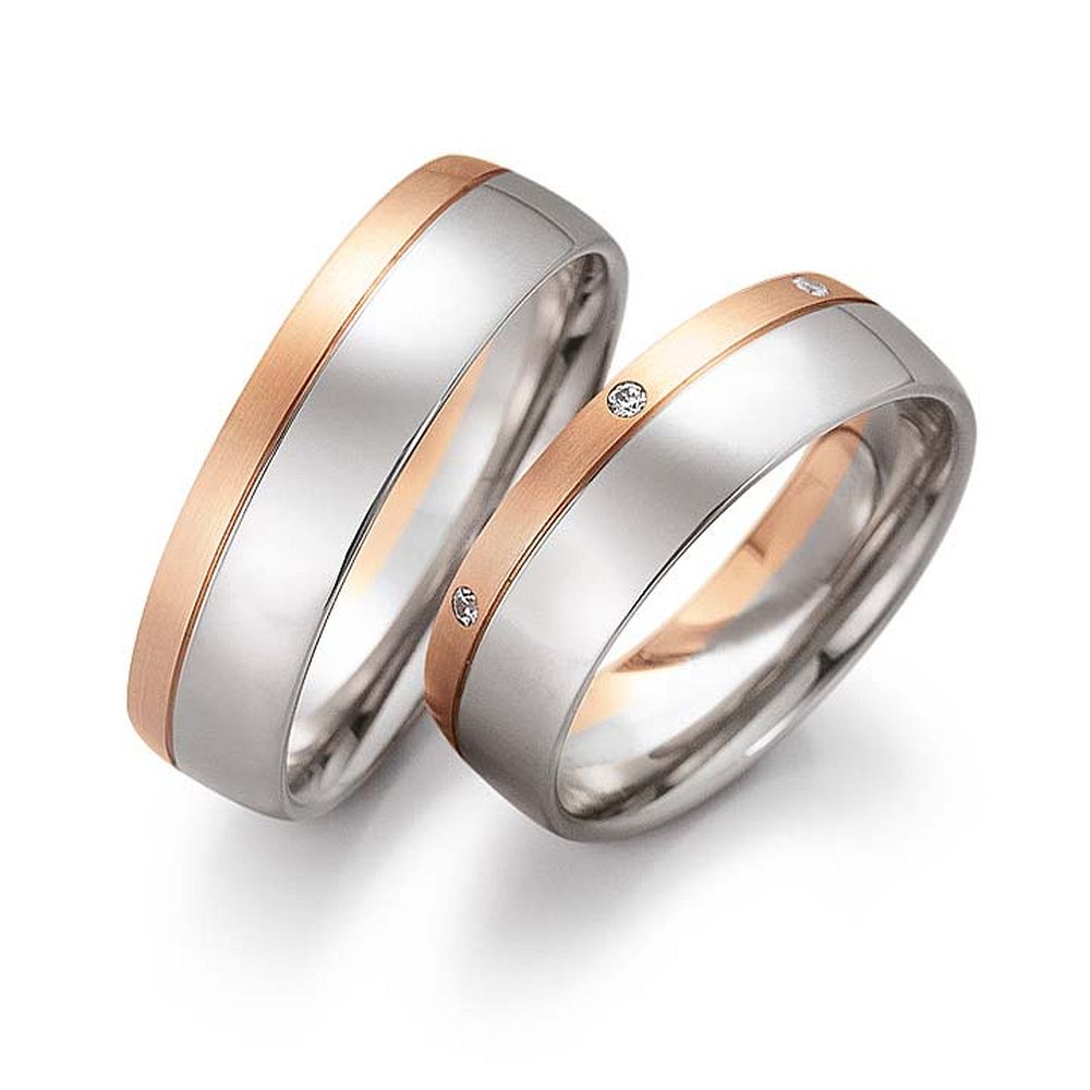 De Gettmann trouwringen worden gemaakt in Duitsland.
Dit set in 585 wit- en rosegoud heeft een breedte van 6mm.
De damesring is gezet met diamant, briljant slijpsel, en heeft een totaal gewicht van 0,035ct SI-TW.

Gettmann trouwringen zijn in meerdere gehaltes en kleuren leverbaar. Vraagt u ons naar de actuele prijzen en mogelijkheden.
