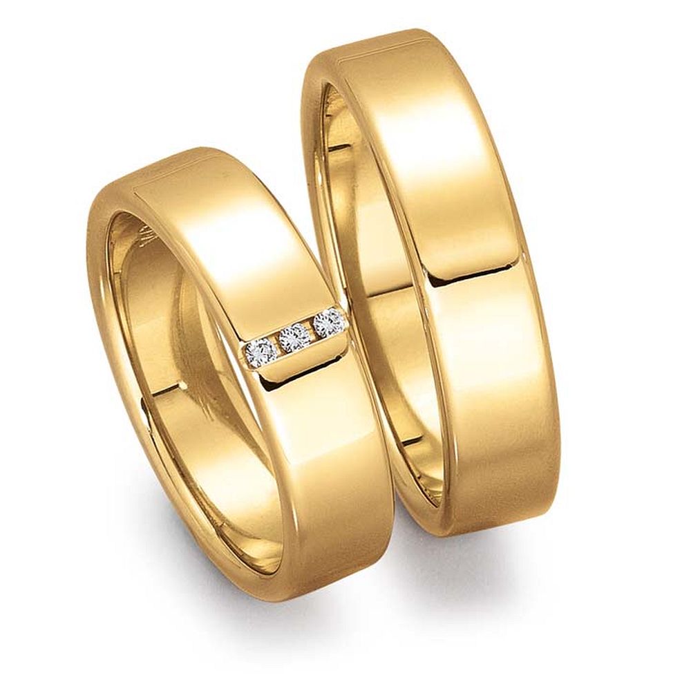 De Gettmann trouwringen worden gemaakt in Duitsland.
Dit set in 585 geelgoud heeft een breedte van 5.5mm.
De damesring is gezet met diamant, briljant slijpsel, en heeft een totaal gewicht van 0,030ct SI-TW.

Gettmann trouwringen zijn in meerdere gehaltes en kleuren leverbaar. Vraagt u ons naar de mogelijkheden. en actuele prijzen.
