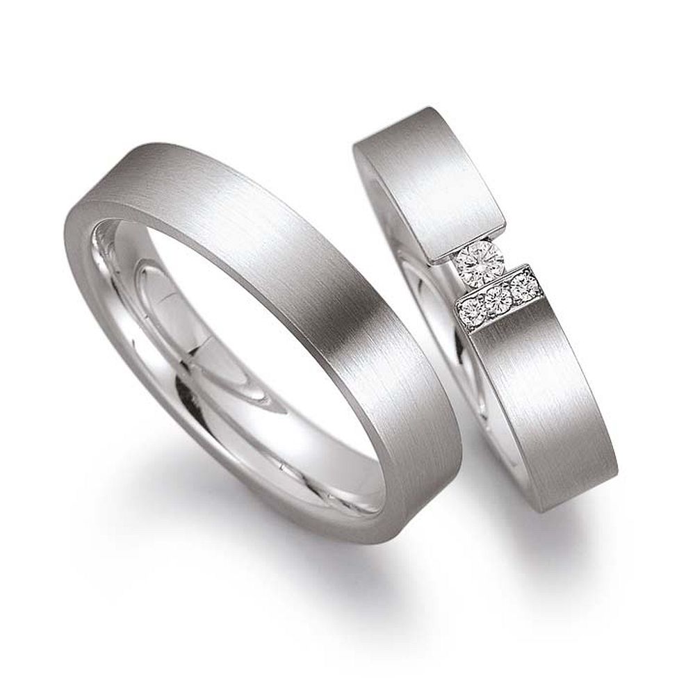 De Gettmann trouwringen worden gemaakt in Duitsland.
Dit set in 585 witgoud heeft een breedte van 4.5mm.
De damesring is gezet met diamant, briljant slijpsel, en heeft een totaal gewicht van 0,080ct SI-TW.

Gettmann trouwringen zijn in meerdere gehaltes en kleuren leverbaar. Vraagt u ons naar de mogelijkheden. en actuele prijzen.