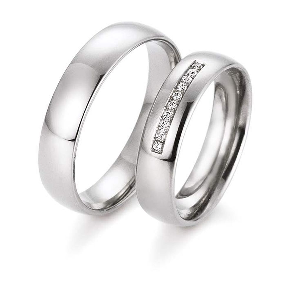 De Gettmann trouwringen worden gemaakt in Duitsland.
Dit set in 585 witgoud heeft een breedte van 5mm.
De damesring is gezet met diamant, briljant slijpsel, en heeft een totaal gewicht van 0,050ct SI-TW.

Gettmann trouwringen zijn in meerdere gehaltes en kleuren leverbaar. Vraagt u ons naar de mogelijkheden.

