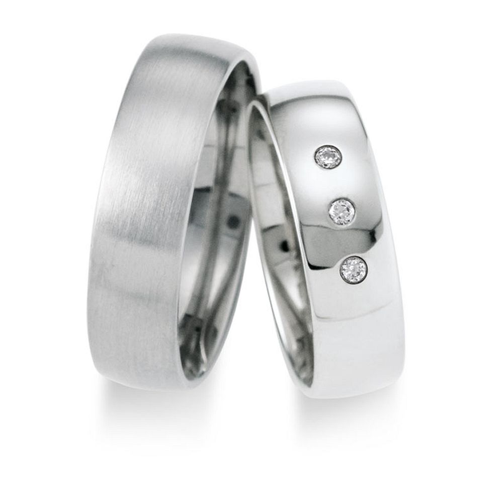 De Gettmann trouwringen worden gemaakt in Duitsland.
Dit set in 585 witgoud heeft een breedte van 6mm. De damesring is gezet met diamant, briljant slijpsel, en heeft een totaal gewicht van 0,060ct SI-TW.

Gettmann trouwringen zijn in meerdere gehaltes en kleuren leverbaar. Vraagt u ons naar de mogelijkheden en actuele prijzen.

