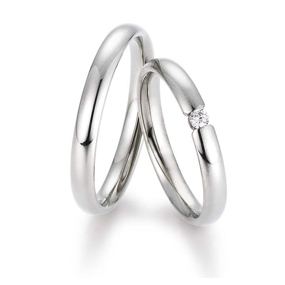 De Gettmann trouwringen worden gemaakt in Duitsland.
Dit set in 585 witgoud heeft een breedte van 3mm.
De damesring is gezet met diamant, briljant slijpsel, en heeft een totaal gewicht van 0,050ct SI-TW.

Gettmann trouwringen zijn in meerdere gehaltes en kleuren leverbaar. Vraagt u ons naar de mogelijkheden en actuele prijzen.

