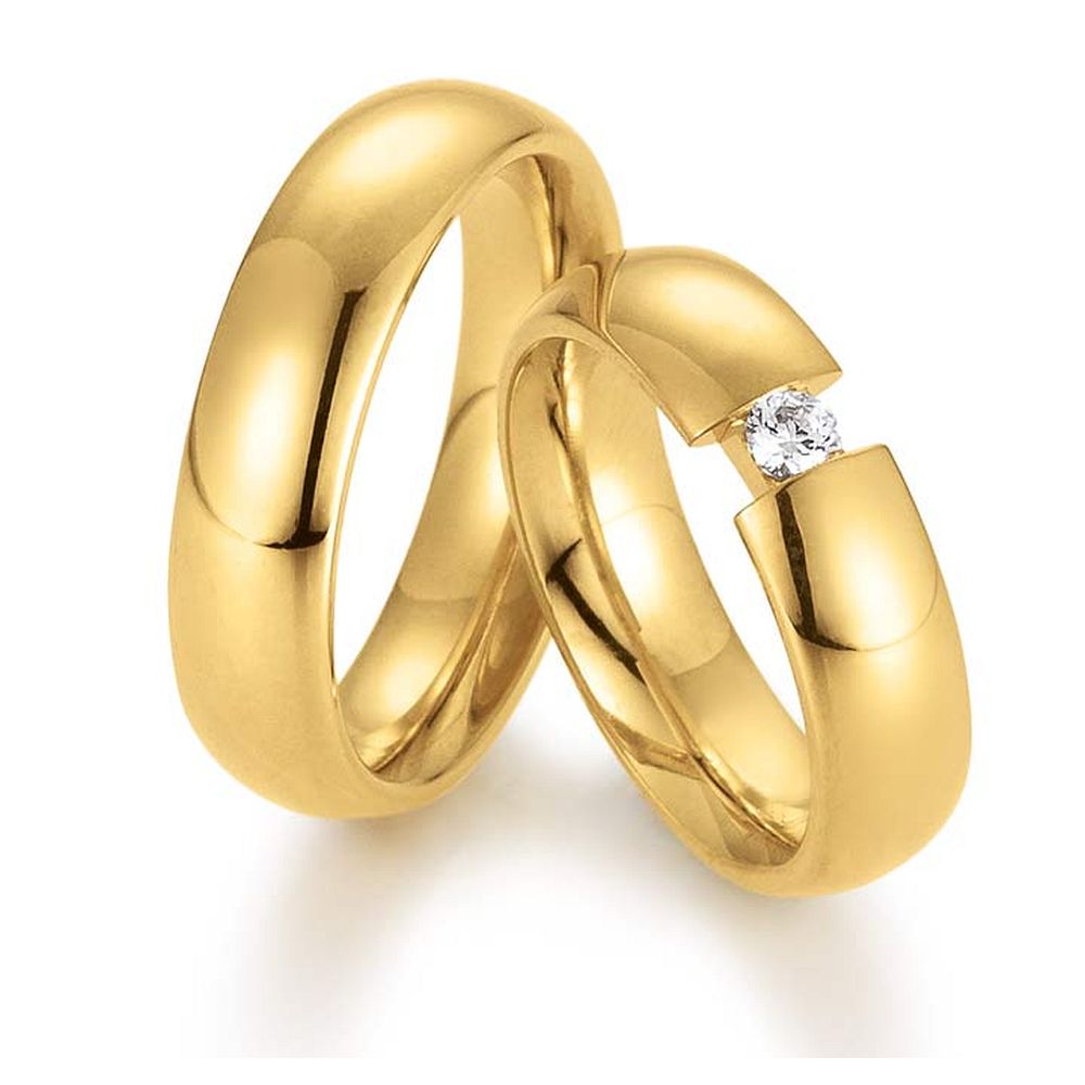 De Gettmann trouwringen worden gemaakt in Duitsland.
Dit set in 585 geelgoud heeft een breedte van 6mm.
De damesring is gezet met diamant, briljant slijpsel, en heeft een totaal gewicht van 0,120ct SI-TW.

Gettmann trouwringen zijn in meerdere gehaltes en kleuren leverbaar. Vraagt u ons naar de mogelijkheden en actuele prijzen.

