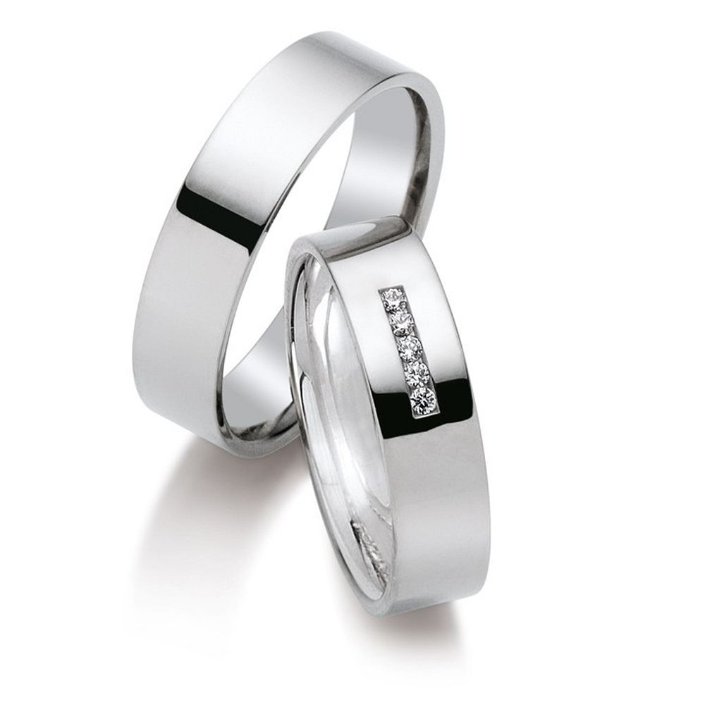 De Gettmann trouwringen worden gemaakt in Duitsland.
Dit set in 585 witgoud heeft een breedte van 5.5mm.
De damesring is gezet met diamant, briljant slijpsel, en heeft een totaal gewicht van 0,050ct SI-TW.

Gettmann trouwringen zijn in meerdere gehaltes en kleuren leverbaar. Vraagt u ons naar de mogelijkheden en actuele prijzen.

