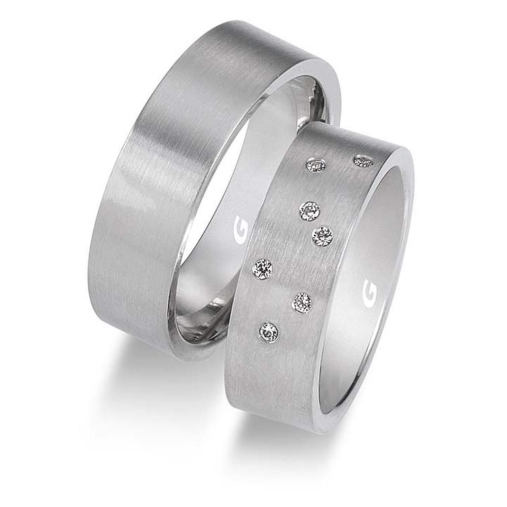 De Gettmann trouwringen worden gemaakt in Duitsland.
Dit set in 585 witgoud heeft een breedte van 7mm.
De damesring is gezet met diamant, briljant slijpsel, en heeft een totaal gewicht van 0,070ct SI-TW.

Gettmann trouwringen zijn in meerdere gehaltes en kleuren leverbaar. Vraagt u ons naar de mogelijkheden en actuele prijzen.

