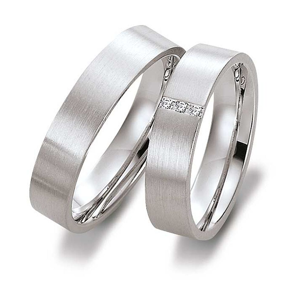 De Gettmann trouwringen worden gemaakt in Duitsland.
Dit set in Pd500 palladium heeft een breedte van 5mm. De damesring is gezet met diamant, briljant slijpsel, en heeft een totaal gewicht van 0,030ct SI-W. 
Gettmann trouwringen zijn in meerdere gehaltes en kleuren leverbaar. Vraagt u ons naar de actuele prijzen en mogelijkheden. 

