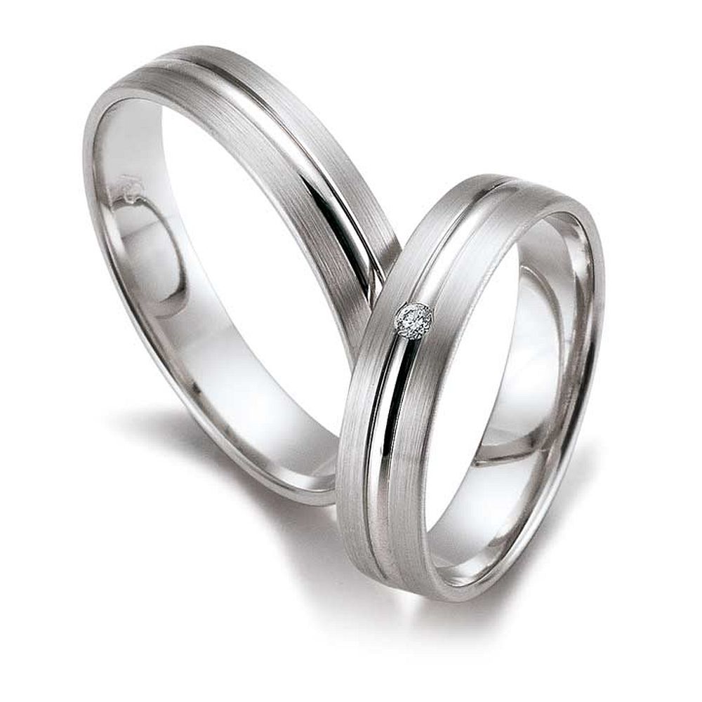 De Gettmann trouwringen worden gemaakt in Duitsland.
Dit set in 585 witgoud heeft een breedte van 4.5mm.
De damesring is gezet met diamant, briljant slijpsel, en heeft een totaal gewicht van 0,020ct SI-TW.

Gettmann rouwringen zijn in meerdere gehaltes en kleuren leverbaar. Vraagt u ons naar de actuele prijzen en mogelijkheden.

