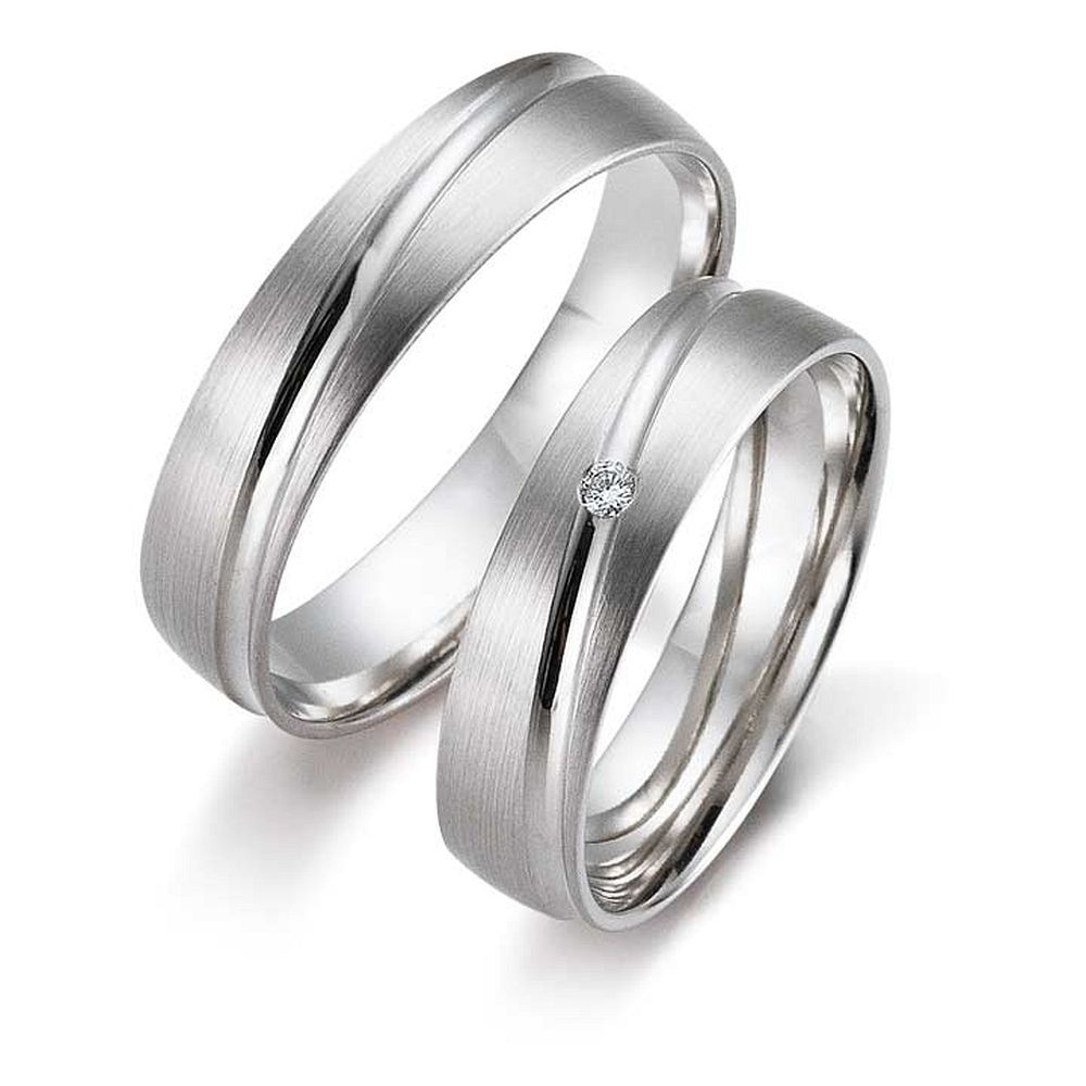 De Gettmann trouwringen worden gemaakt in Duitsland.
Dit set in 585 witgoud heeft een breedte van 5mm.
De damesring is gezet met diamant, briljant slijpsel, en heeft een totaal gewicht van 0,020ct SI-TW.

Gettmann trouwringen zijn in meerdere gehaltes en kleuren leverbaar. Vraagt u ons naar de mogelijkheden en actuele prijzen.

