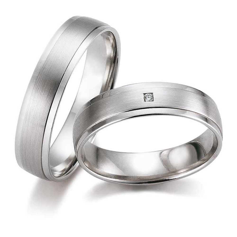 De Gettmann trouwringen worden gemaakt in Duitsland.
Dit set in 585 witgoud heeft een breedte van 5mm.
De damesring is gezet met diamant, briljant slijpsel, en heeft een totaal gewicht van 0,010ct SI-TW.

Gettmann trouwringen zijn in meerdere gehaltes en kleuren leverbaar. Vraagt u ons naar de mogelijkheden en actuele prijzen.

