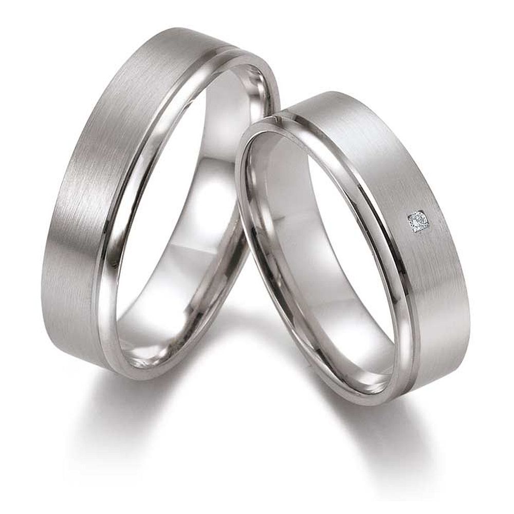 De Gettmann trouwringen worden gemaakt in Duitsland.
Dit set in 585 witgoud heeft een breedte van 5.5mm.
De damesring is gezet met diamant, briljant slijpsel, en heeft een totaal gewicht van 0,010ct SI-TW.

Gettmann trouwringen zijn in meerdere gehaltes en kleuren leverbaar. Vraagt u ons naar de mogelijkheden en actuele prijzen.

