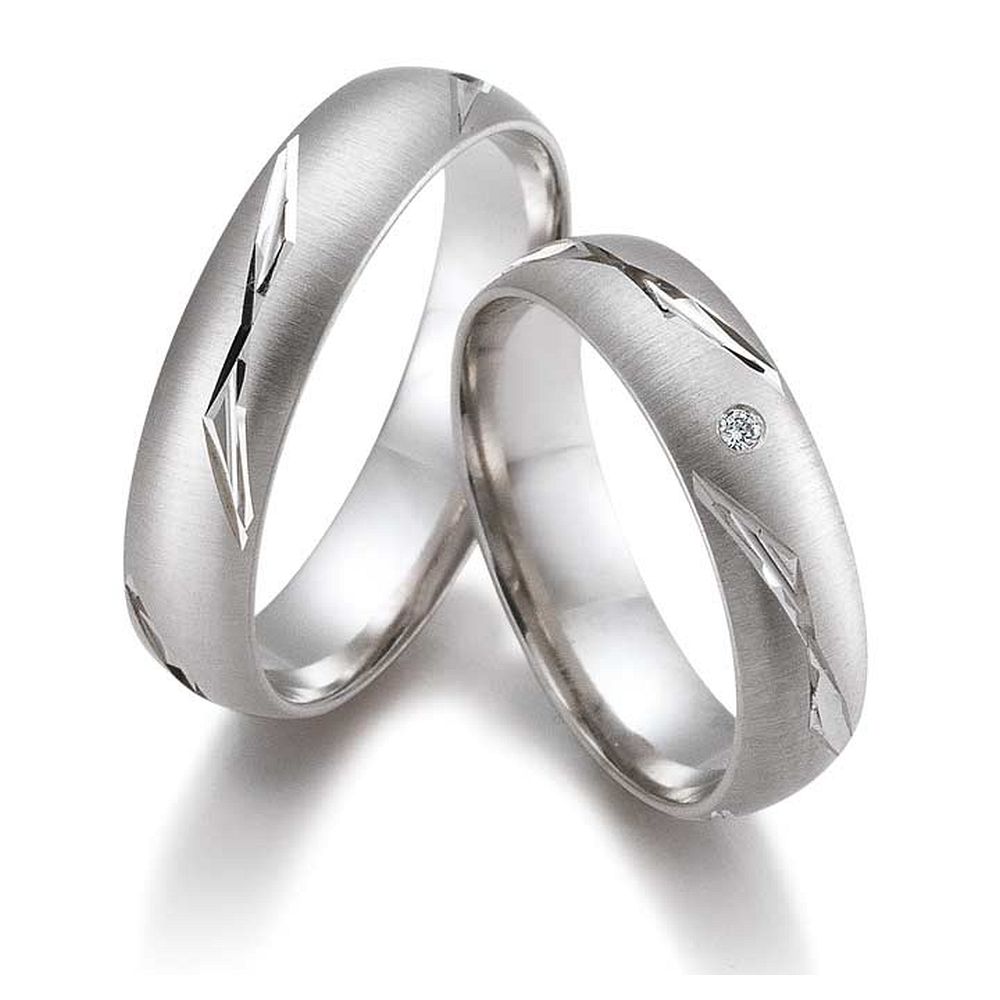 De Gettmann trouwringen worden gemaakt in Duitsland.
Dit set in 585 witgoud heeft een breedte van 5mm.
De damesring is gezet met diamant, briljant slijpsel, en heeft een totaal gewicht van 0,015ct SI-TW.

Gettmann trouwringen zijn in meerdere gehaltes en kleuren leverbaar. Vraagt u ons naar de actuele prijzen en mogelijkheden.

