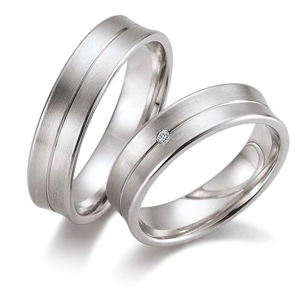 De Gettmann trouwringen worden gemaakt in Duitsland.
Dit set in 585 witgoud heeft een breedte van 5.5mm.
De damesring is gezet met diamant, briljant slijpsel, en heeft een totaal gewicht van 0,015ct SI-TW.

Gettmann trouwringen zijn in meerdere gehaltes en kleuren leverbaar. Vraagt u ons naar de mogelijkheden en actuele prijzen.

