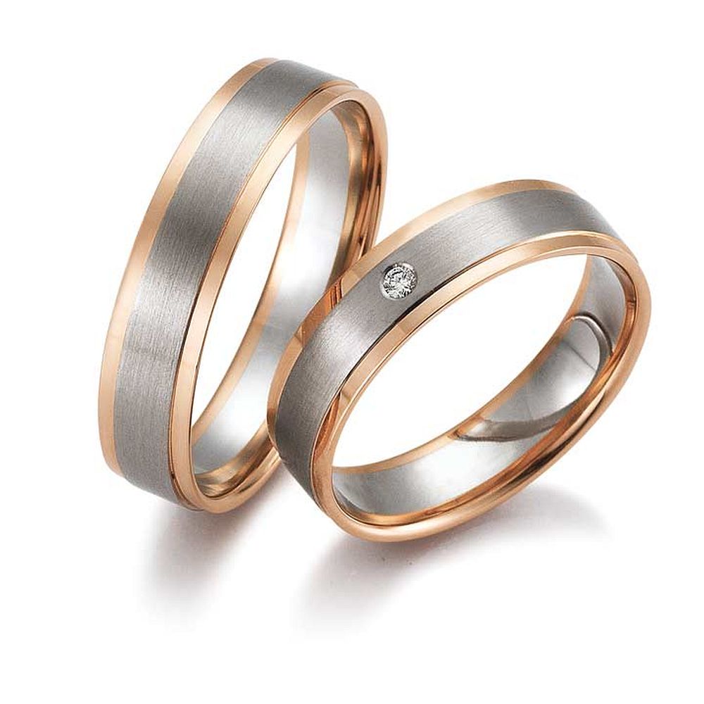 De Gettmann trouwringen worden gemaakt in Duitsland.
Dit set in 585 wit- en rosegoud heeft een breedte van 5mm.
De damesring is gezet met diamant, briljant slijpsel, en heeft een totaal gewicht van 0,020ct SI-TW.

Gettmann trouwringen zijn in meerdere gehaltes en kleuren leverbaar. Vraagt u ons naar de acteule prijs en mogelijkheden.

