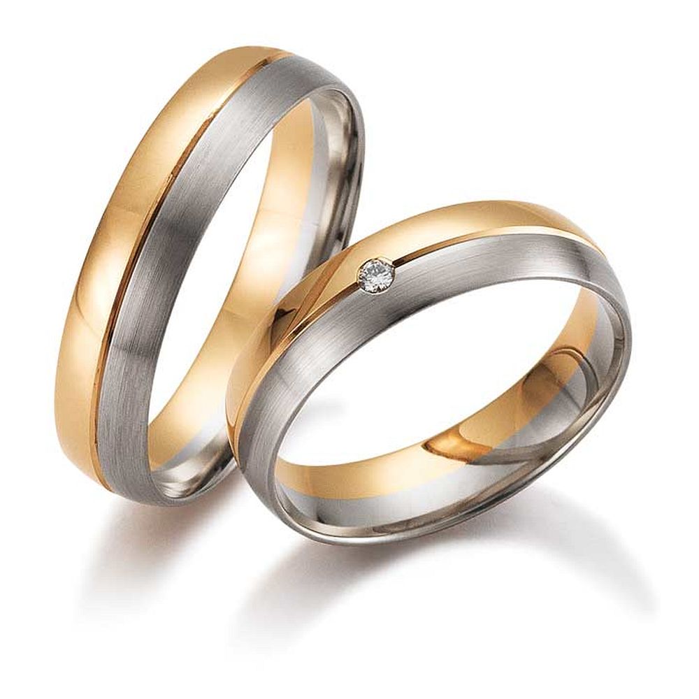 De Gettmann trouwringen worden gemaakt in Duitsland.
Dit set in 585 wit- en rosegoud heeft een breedte van 5mm.
De damesring is gezet met diamant, briljant slijpsel, en heeft een totaal gewicht van 0,020ct SI-TW.

Gettmann trouwringen zijn in meerdere gehaltes en kleuren leverbaar. Vraagt u ons naar de actuele prijzen en mogelijkheden.

