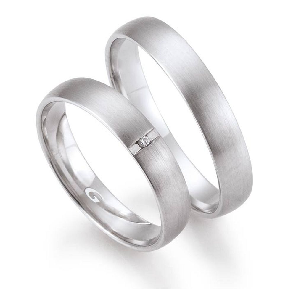 De Gettmann trouwringen worden gemaakt in Duitsland.
Dit set in 585 witgoud heeft een breedte van 4mm.
De damesring is gezet met diamant, briljant slijpsel, en heeft een totaal gewicht van 0,008ct SI-TW.

Gettmann trouwringen zijn in meerdere gehaltes en kleuren leverbaar. Vraagt u ons naar de actuele prijzen en mogelijkheden.

