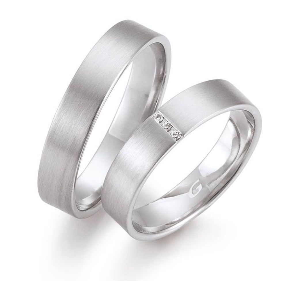 Gettmann trouwringen worden gemaakt in Duitsland.
Dit set in 585 witgoud heeft een breedte van 4.5mm.
De damesring is gezet met diamant, briljant slijpsel, en heeft een totaal gewicht van 0,024ct SI-TW.

Gettmann trouwringen zijn in meerdere gehaltes en kleuren leverbaar. Vraagt u ons naar de mogelijkheden. en actuele prijzen.

