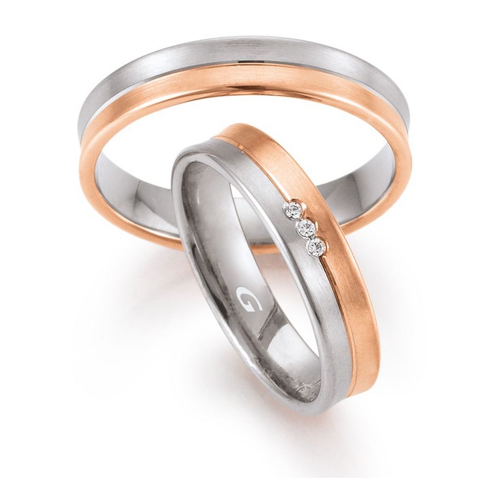 De Gettmann trouwringen worden gemaakt in Duitsland.
Dit set in 585 wit- en rosegoud heeft een breedte van 4.5mm.
De damesring is gezet met diamant, briljant slijpsel, en heeft een totaal gewicht van 0,024ct SI-TW.

Gettmann trouwringen zijn in meerdere gehaltes en kleuren leverbaar. Vraagt u ons naar de mogelijkheden. en actuele prijzen.


