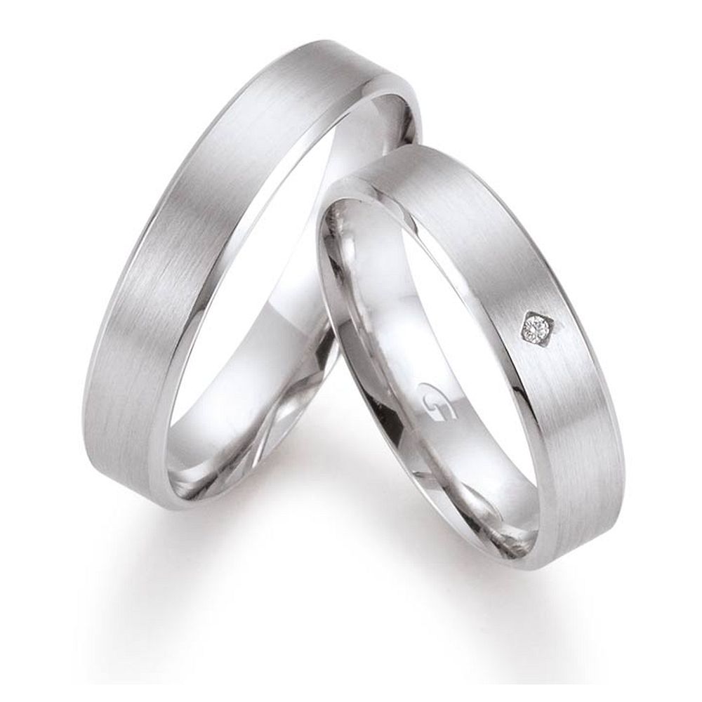 De Gettmann trouwringen worden gemaakt in Duitsland.
Dit set in 585 witgoud heeft een breedte van 4.5mm.
De damesring is gezet met diamant, briljant slijpsel, en heeft een totaal gewicht van 0,008ct SI-TW.

Gettmann trouwringen zijn in meerdere gehaltes en kleuren leverbaar. Vraagt u ons naar de actuele prijzen en mogelijkheden.

