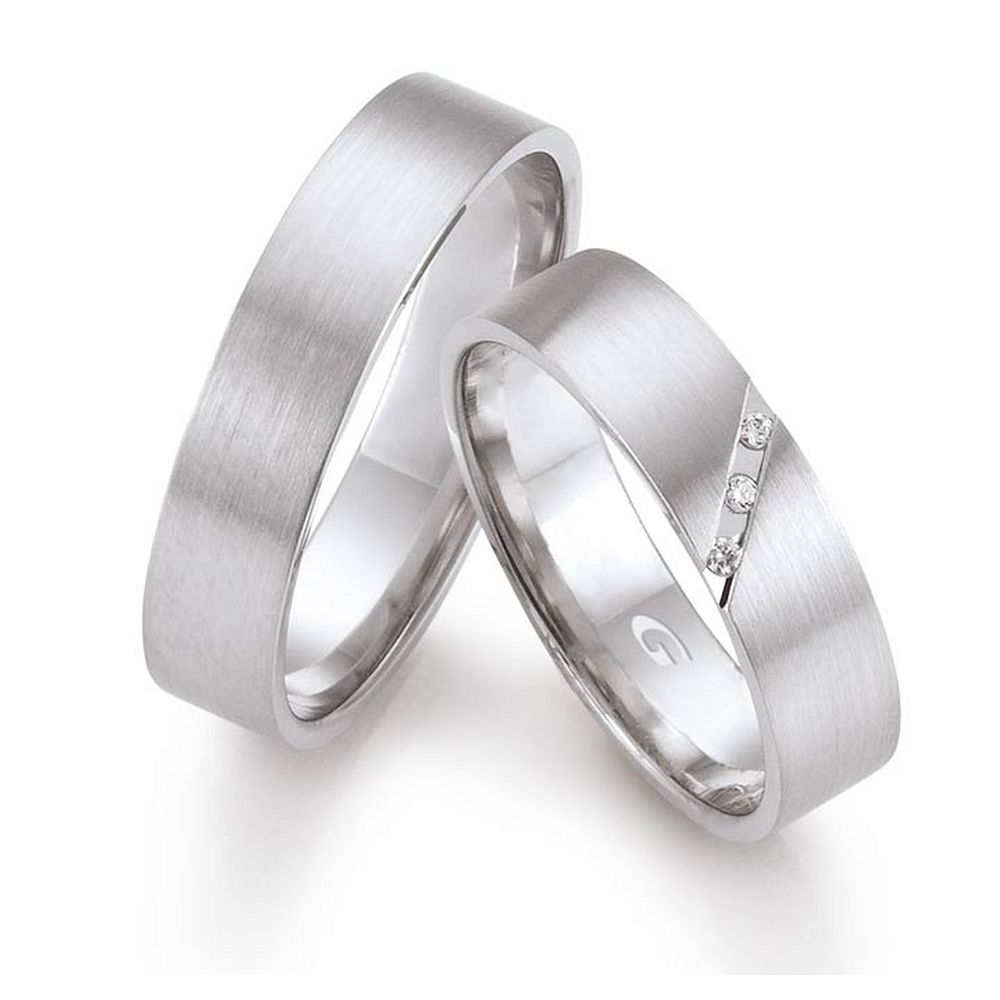 De Gettmann trouwringen worden gemaakt in Duitsland.
Dit set in 585 witgoud heeft een breedte van 5mm.
De damesring is gezet met diamant, briljant slijpsel, en heeft een totaal gewicht van 0,020ct SI-TW.

Gettmann trouwringen zijn in meerdere gehaltes en kleuren leverbaar. Vraagt u ons naar de mogelijkheden en actuele prijzen.

