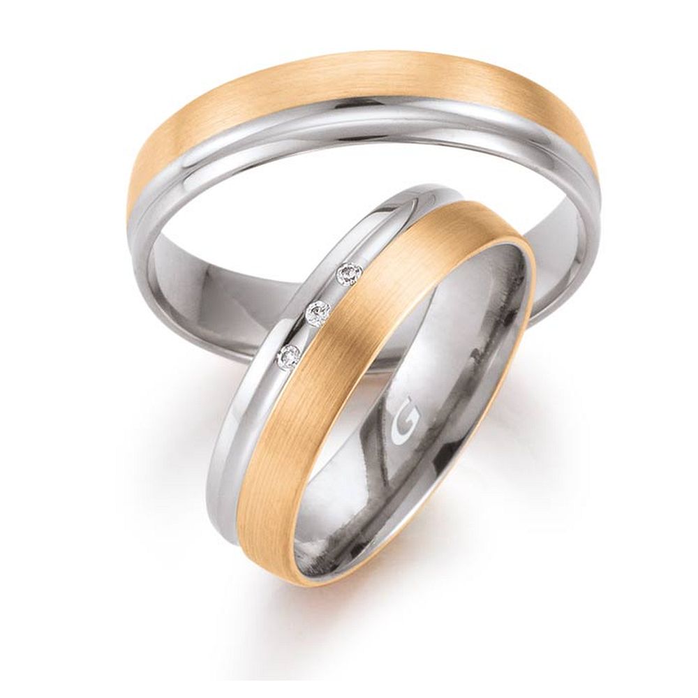 De Gettmann trouwringen worden gemaakt in Duitsland.
Dit set in 585 wit- en rosegoud heeft een breedte van 5mm.
De damesring is gezet met diamant, briljant slijpsel, en heeft een totaal gewicht van 0,024ct SI-TW.

Gettmann trouwringen zijn in meerdere gehaltes en kleuren leverbaar. Vraagt u ons naar de actuele prijzen en mogelijkheden.

