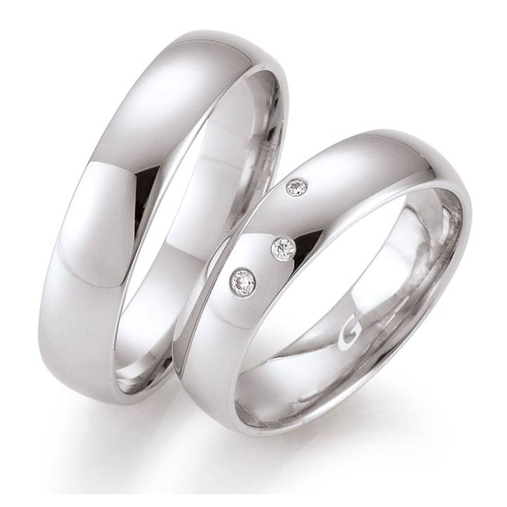 De Gettmann trouwringen worden gemaakt in Duitsland.
Dit set in 585 witgoud heeft een breedte van 5mm.
De damesring is gezet met diamant, briljant slijpsel, en heeft een totaal gewicht van 0,028ct SI-TW.

Gettmann trouwringen zijn in meerdere gehaltes en kleuren leverbaar. Vraagt u ons naar de mogelijkheden en actuele prijzen

