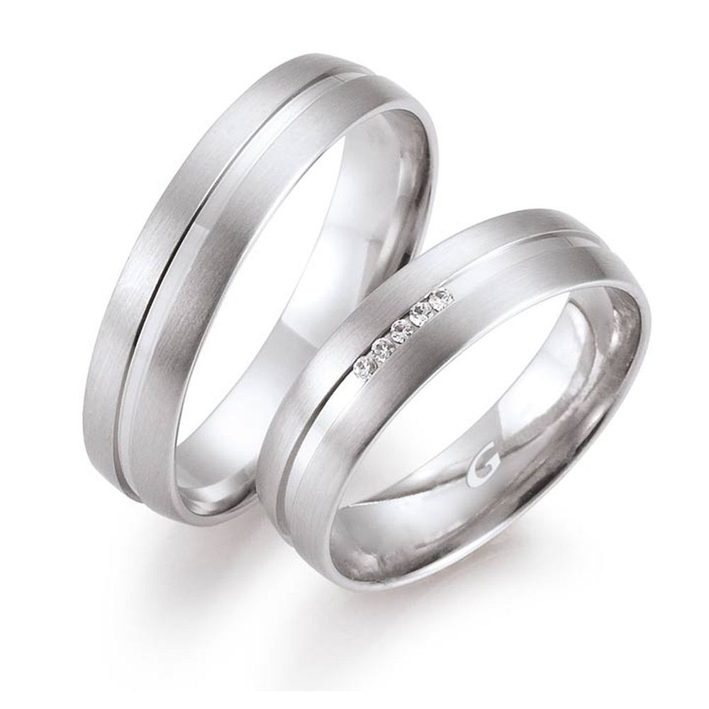 De Gettmann trouwringen worden gemaakt in Duitsland.
Dit set in 585 witgoud heeft een breedte van 5mm.
De damesring is gezet met diamant, briljant slijpsel, en heeft een totaal gewicht van 0,025ct SI-TW.

Gettmann trouwringen zijn in meerdere gehaltes en kleuren leverbaar. Vraagt u ons naar de mogelijkheden en actuele prijzen.

