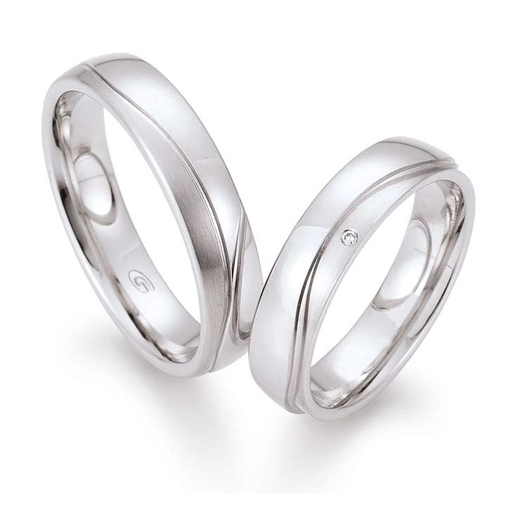 De Gettmann trouwringen worden gemaakt in Duitsland.
Dit set in 585 witgoud heeft een breedte van 5mm.
De damesring is gezet met diamant, briljant slijpsel, en heeft een totaal gewicht van 0,024ct SI-TW.

Gettmann trouwringen zijn in meerdere gehaltes en kleuren leverbaar. Vraagt u ons naar de actuele prijzen en mogelijkheden.

