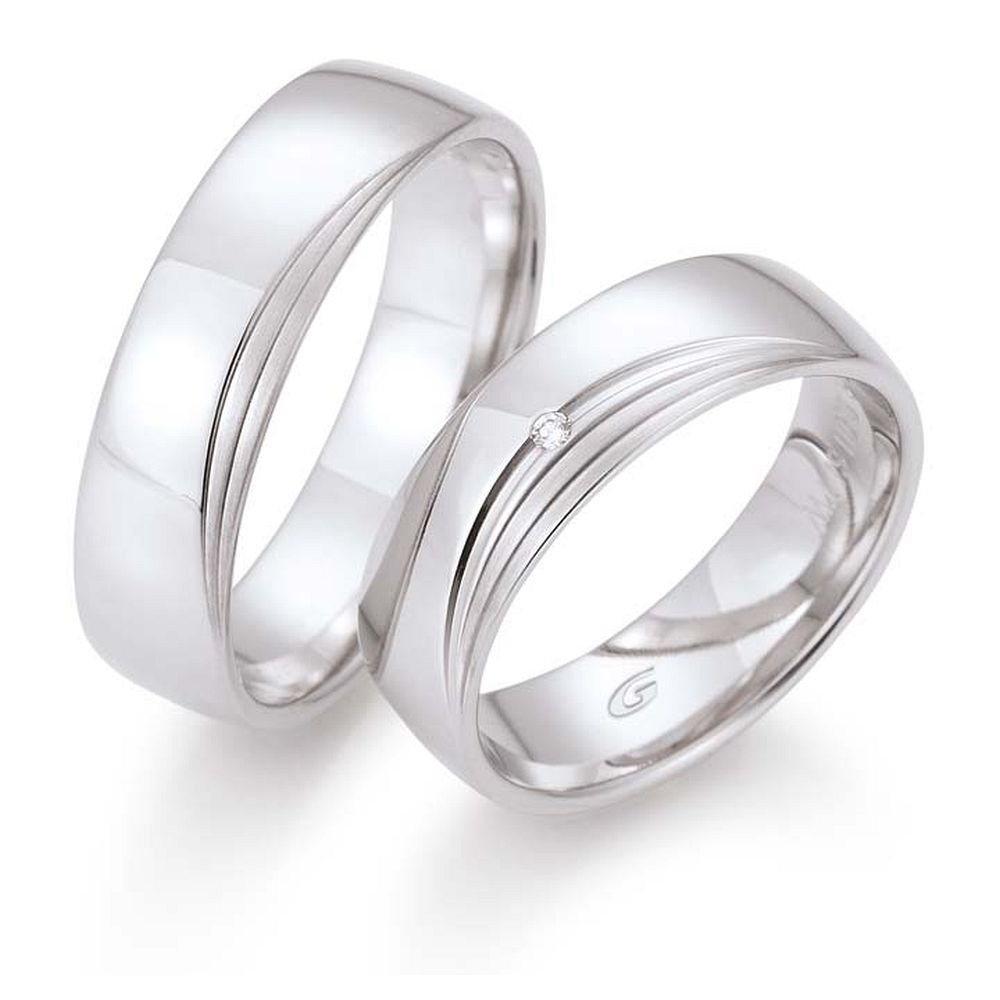 De Gettmann trouwringen worden gemaakt in Duitsland.
Dit set in 585 witgoud heeft een breedte van 6mm.
De damesring is gezet met diamant, briljant slijpsel, en heeft een totaal gewicht van 0,010ct SI-TW.

Gettmann trouwringen zijn in meerdere gehaltes en kleuren leverbaar. Vraagt u ons naar de actuele prijzen en mogelijkheden.

