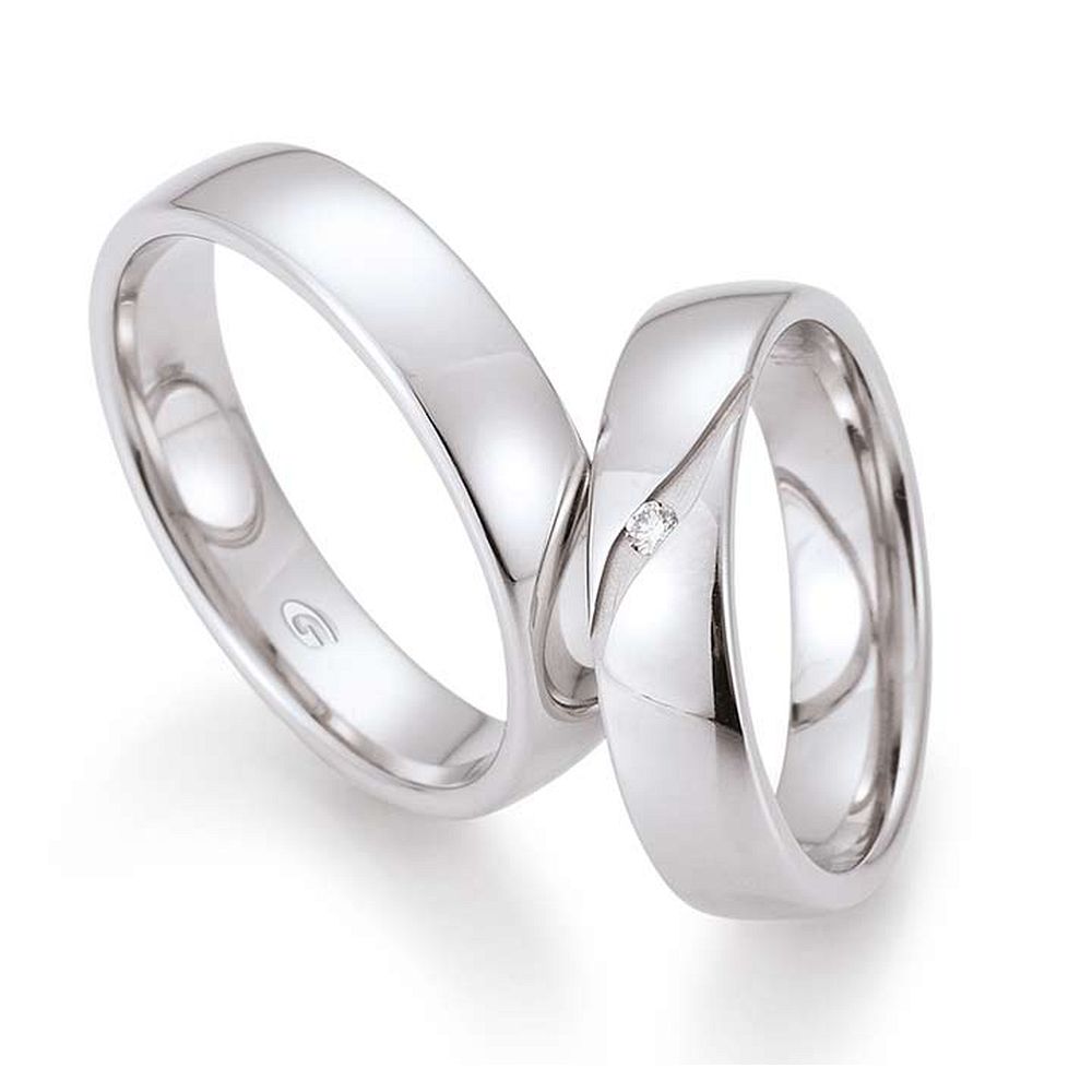 De Gettmann trouwringen worden gemaakt in Duitsland.
Dit set in 585 witgoud heeft een breedte van 5mm.
De damesring is gezet met diamant, briljant slijpsel, en heeft een totaal gewicht van 0,020ct SI-TW.

Gettmann trouwringen zijn in meerdere gehaltes en kleuren leverbaar. Vraagt u ons naar de mogelijkheden en actuele prijzen.

