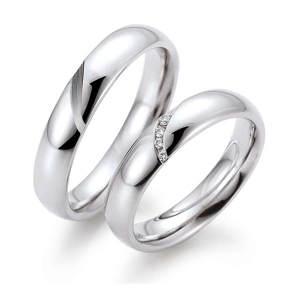 De Gettmann trouwringen worden gemaakt in Duitsland.
Dit set in 585 witgoud heeft een breedte van 4.5mm.
De damesring is gezet met diamant, briljant slijpsel, en heeft een totaal gewicht van 0,038ct SI-TW.

Gettmann trouwringen zijn in meerdere gehaltes en kleuren leverbaar. Vraagt u ons naar de mogelijkheden en actuele prijzen.

