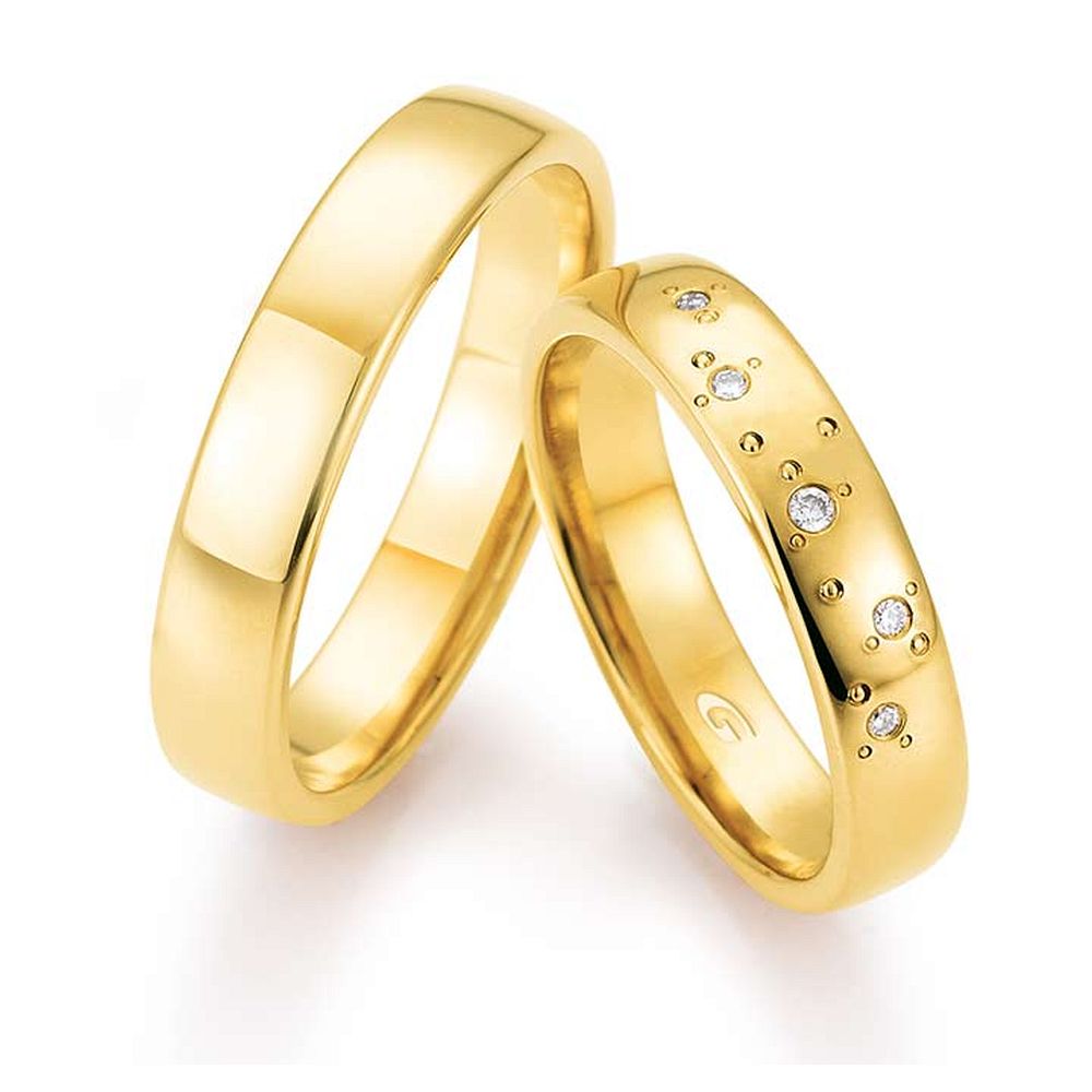 De Gettmann trouwringen worden gemaakt in Duitsland.
Dit set in 585 geelgoud heeft een breedte van 4.5mm.
De damesring is gezet met diamant, briljant slijpsel, en heeft een totaal gewicht van 0,036ct SI-TW.

Gettmann trouwringen zijn in meerdere gehaltes en kleuren leverbaar. Vraagt u ons naar de actuele prijs en mogelijkheden.

