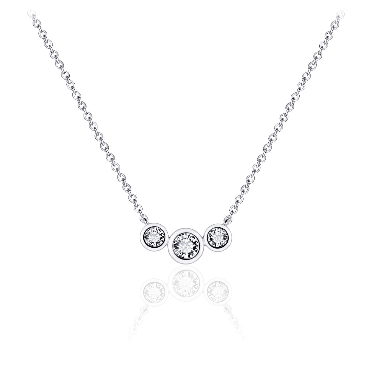 Gerhodineerd zilveren collier met drie zirkonia's in een zetkastje. De draaglengte van het collier is 42 cm met een extensie van 5 cm.