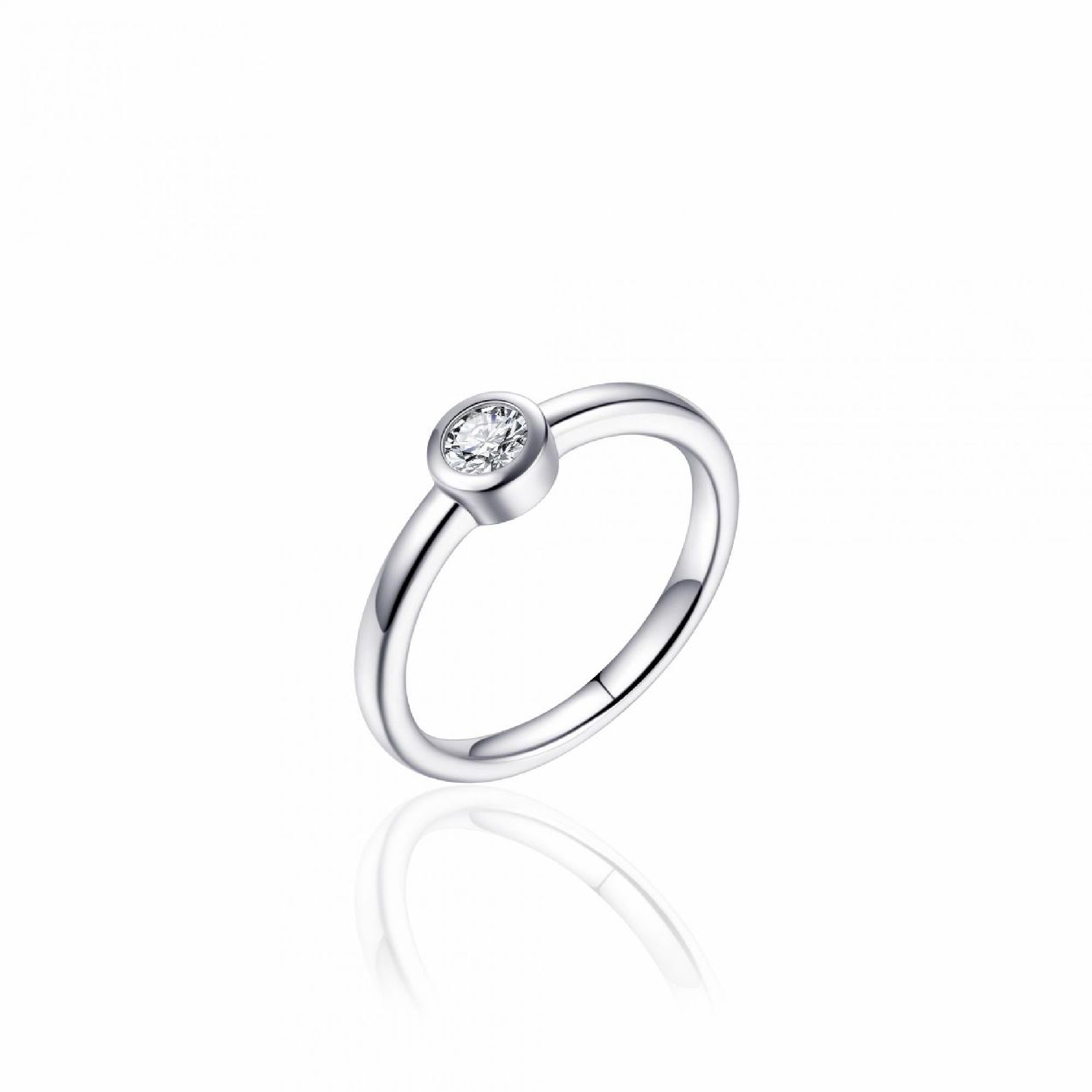 Zilveren solitair ring met een zirkonia, gezet in een ronde zetkast.