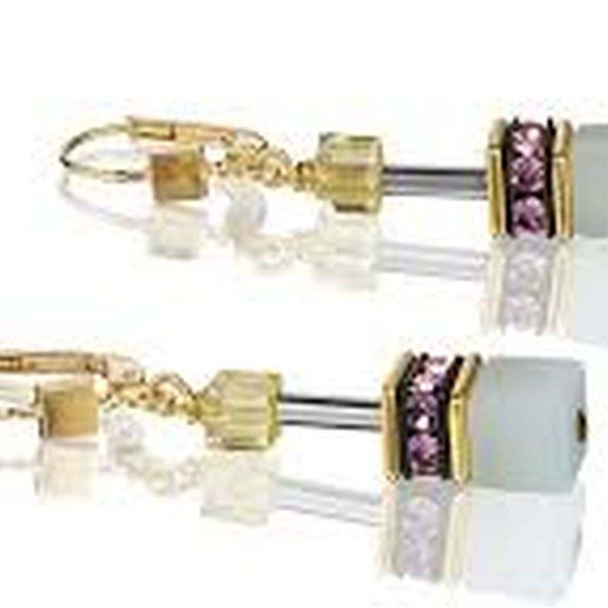 Coeur de Lion oorhangers Multicolour Romance zijn vervaardigd van staal vergulde brisuren, Amazoniet en roze Swarovski kristallen.
Oorhangers zijn uit te breiden met een bijpassende armband en collier