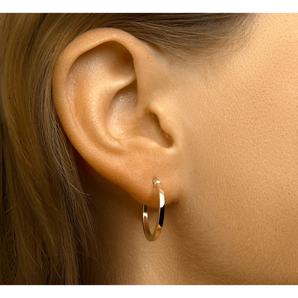 14k Geelgouden oorringen met daarin een kern van 925 zilver. De oorringen hebben een dikte van 1.6mm en een diameter van 19.5mm.