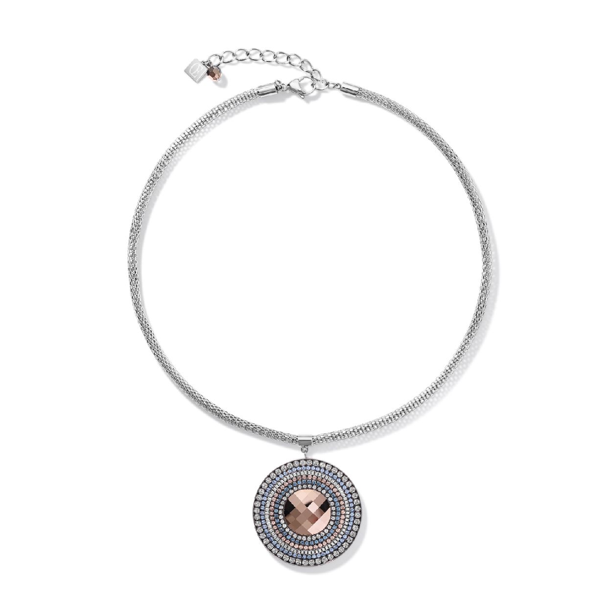 Coeur de Lion collier met zacht saffierblauw, glanzend kristal, roestvrijstaal mesh en roségoud kristal in een Amulet hanger met sprankelende Swarovski®-kristallen aan een roestvrijstalen ketting, handgemaakt in Duitsland. Het collier kan prachtig gecombineerd worden met de bijpassende oorbellen.
De lengte van de ketting is 46 cm plus een verlengkettinkje met schakeltjes van 6 cm, dus in totaal 52 cm. Diameter van de hanger is 4,5 cm.