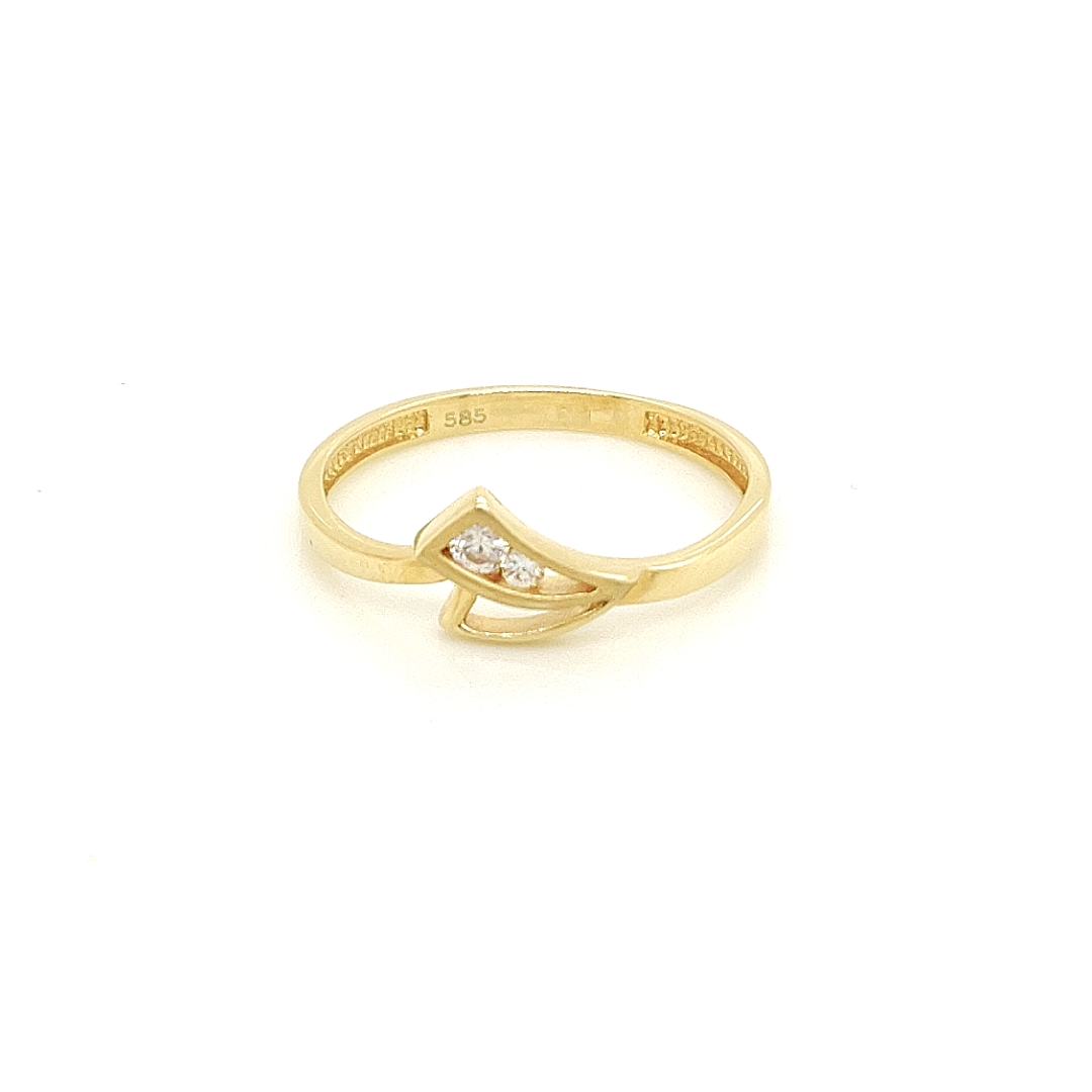 Deze geel gouden ring heeft een fijne en elegante uitstraling. Het ontwerp is sierlijk en uniek en gecombineerd met twee briljant geslepen zirkonia stenen. De zirkonia stenen geven deze ring een werkelijk schitterende uitstraling. Deze ring is gedeeltelijk gematteerd en voor het grootste gedeelte glad gepolijst.

Ring GRS118WRSM is een setje met hanger GHAS059WRSM en oorstekers GOS189WRSM
