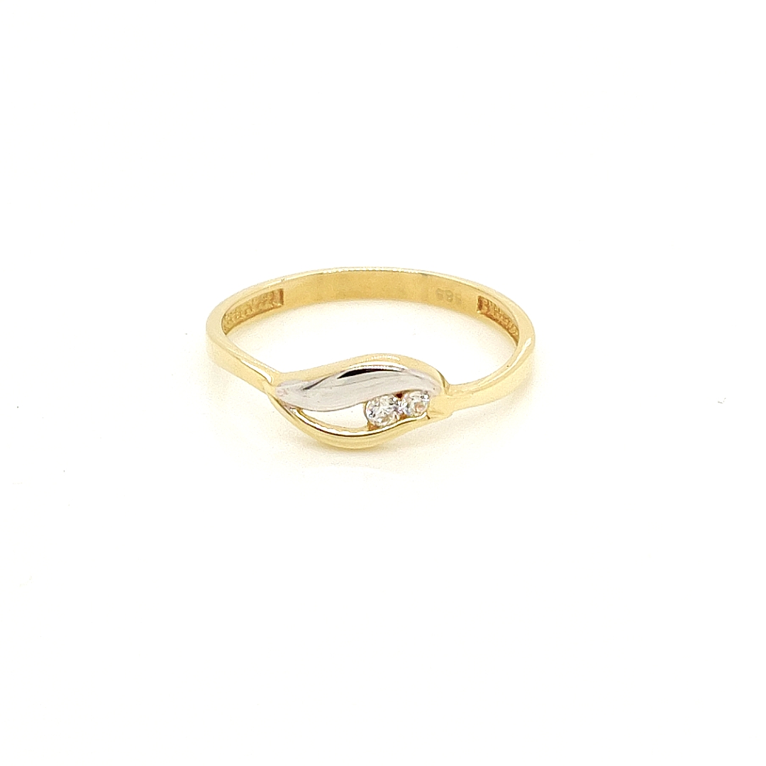 Deze bicolor gouden ring heeft een fijne en elegante uitstraling. De steentjes zijn briljant geslepen zirkonia's. Door het gebruik van zowel witgoud als geelgoud matcht deze ring met vrijwel alle andere sieraden.  Deze ring is volledig glad gepolijst.

Ring GRS122WRSM is een setje met hanger GHAS062WRSM en oorstekers GOS120WRSM.