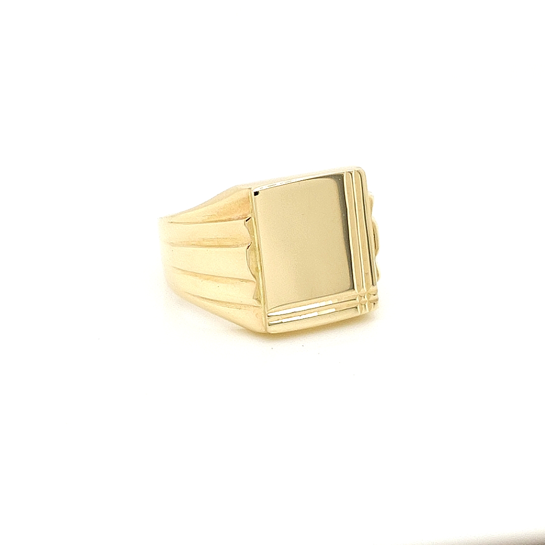 Deze geel gouden monogram ring heeft een luxe uitstraling. De scheen van de ring is glad gepolijst en de bovenzijde is op bijzondere wijze bewerkt.