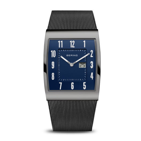 Robuustheid en precisie gecombineerd. Heldere lijnen en minimalistisch Deens design gecombineerd met maximale Duitse radioprecisie maken de RADIO CONTROLLED COLLECTION tot een perfect uurwerk qua vakmanschap - geschikt voor elke gelegenheid.  Met zijn fijn bewerkte Milanaise band in grijs, de sunray wijzerplaat en de grijskleurige, glanzende roestvrijstalen kast overtuigt het met helderheid en elegantie. Een digitale datumweergave en de automatische winter- en zomertijdwisseling garanderen een optimale nauwkeurigheid van het uurwerk. Op elkaar afgestemde wijzers en indexen ronden de modieus opvallende wijzerplaat af. Een bijzonder hard, glashelder en krasbestendig saffierglas zorgt bovendien voor een onbelemmerd zicht op de edele wijzerplaat. NB: Alle radiogestuurde horloges ontvangen alleen het DCF77 radiosignaal van Mainflingen en geven daarom de Central European Time of zomertijd tot op de seconde nauwkeurig weer.