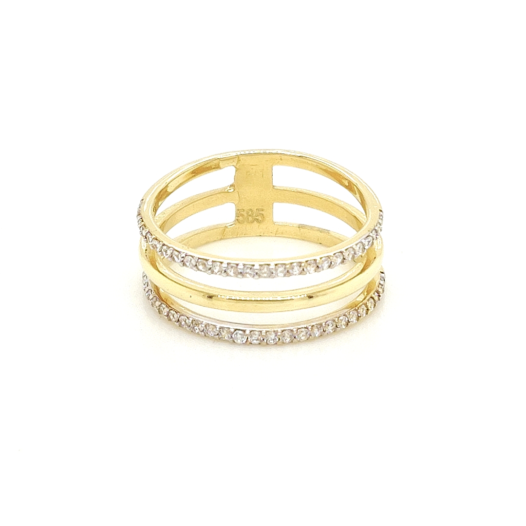 Deze geel gouden ring is ontzettend sierlijk. De ring bestaat uit drie rijen van geelgoud waarbij de twee buitenste rijen zijn volgezet met briljant geslepen zirkonia stenen. De middelste rij is glad gepolijst.