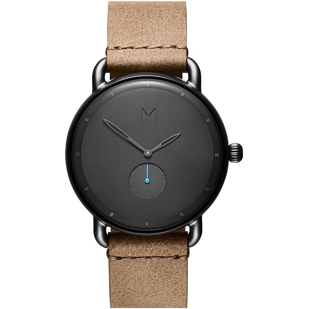 Dit MVMT horloge is strak en eenvoudig en krijgt een vintage look door de bruine band.
\nDe wijzerplaat en de wijzers zijn zwart met uitsluitend een kleine licht blauwe secondewijzer.
\n
\n&nbsp;
