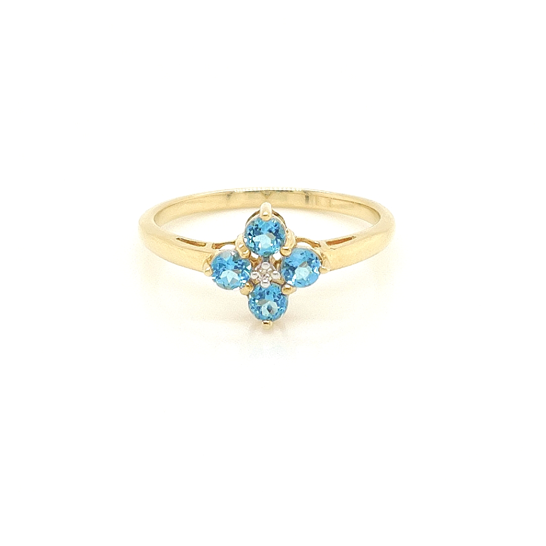 Deze geel gouden ring is ontzettend leuk! Deze ring heeft de vorm van een bloem en de Swiss Blue topazen zorgen ervoor dat deze bloem prachtig gekleurd is. Het diamantje in het midden maakt deze ring nog mooier.