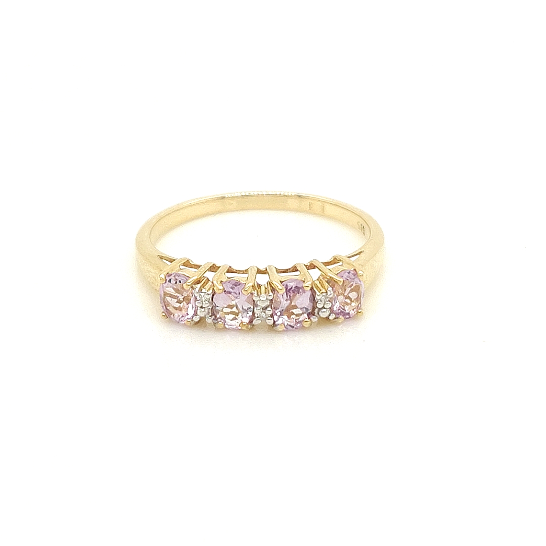 Deze geel gouden kleursteen ring bevat vier prachtige paarse amethisten. De amethisten zijn ieder ovaal geslepen en gezet tussen vier zetpoten. In totaal zijn er ook drie kleine diamanten gezet naast de amethisten. Deze ring heeft een schitterende en kleurrijke uitstraling.