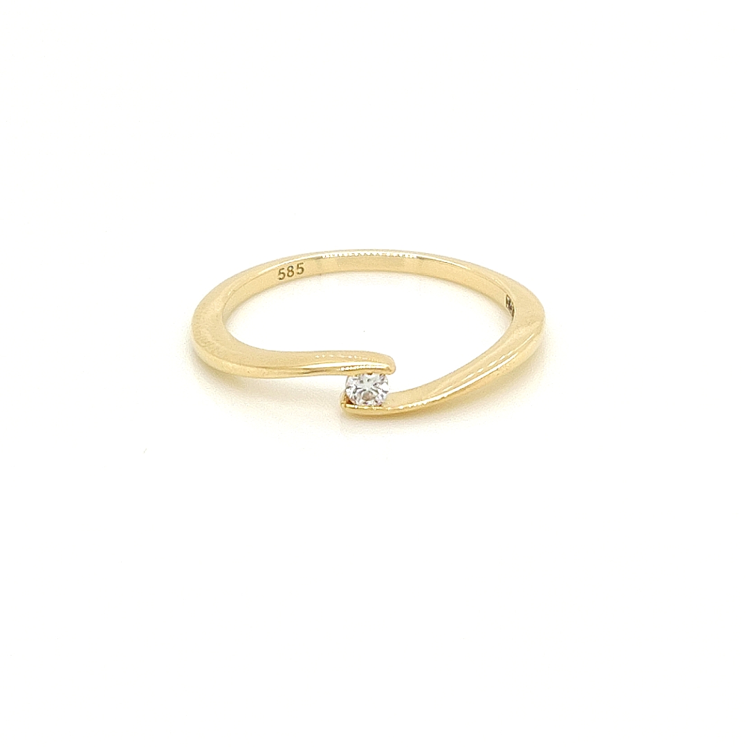 Deze geel gouden ring heeft een werkelijk schitterende uitstraling. De briljant geslepen diamant zorgt voor deze prachtige schittering. Het totaal karaat gewicht is 0,07. Het fantasie ontwerp van deze ring is erg sierlijk en subtiel, de ring is daardoor erg makkelijk te dragen bij andere sieraden.