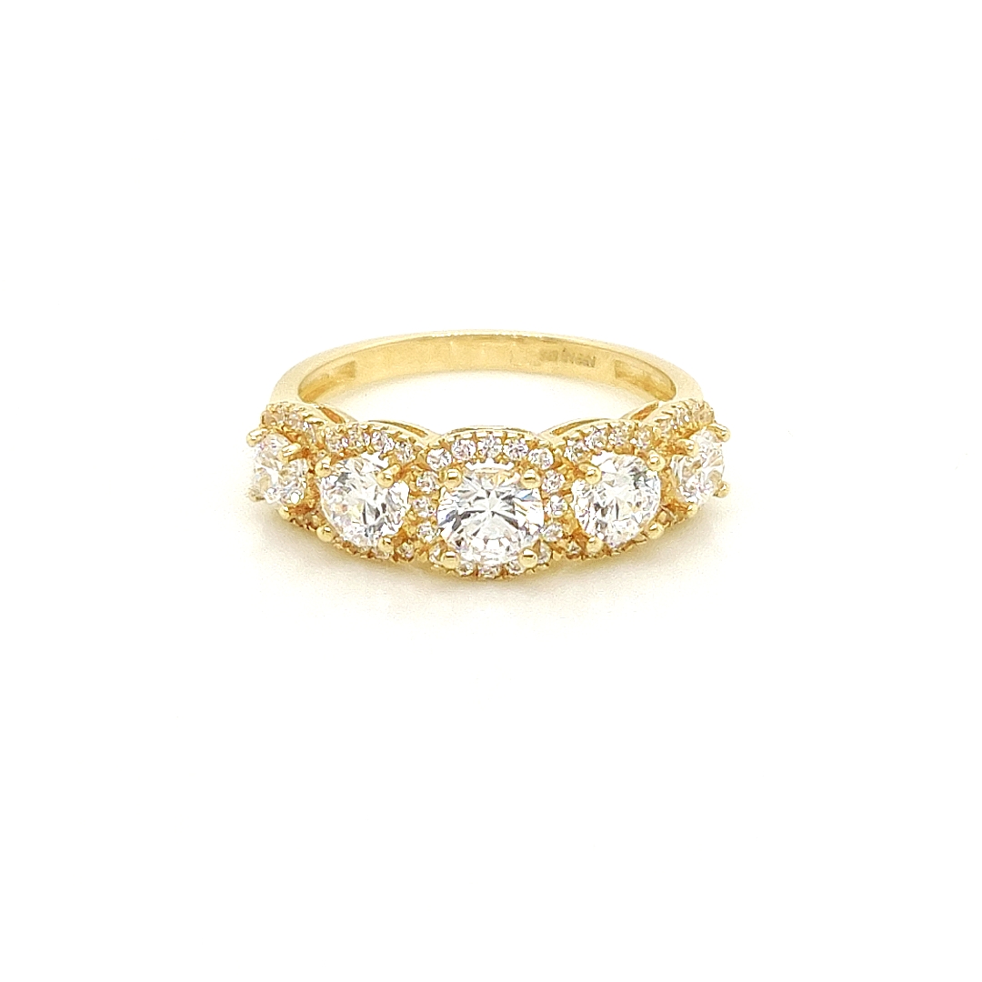 Deze geel gouden ring is werkelijk schitterend. De Swarovski zirkonias zijn briljant gespelen en vrij groot van formaat. Om iedere grote Swarovski kristal heen zijn kleine Swarvoski zirkonias gezet. Deze ring is een echte eyecatcher en perfect voor iemand die houdt van schitterende sieraden.