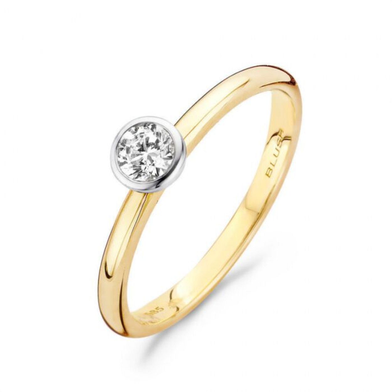 Deze Blush ring met referentie 1124BZI bestaat uit een briljant geslepen zirconia die gezet is in een gladomzetting op de half rond afgewerkte band. De band, uitgevoerd in 14 karaats geelgoud, is 2 millimeter breed. De steen heeft een diameter van 3,5 millimeter. - Wear your Blush